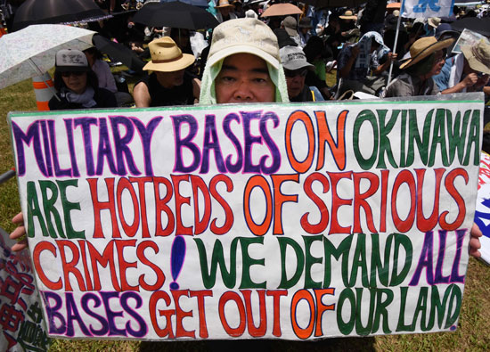 الآلاف يحتجون على القواعد الأمريكية فى أوكيناوا بعد مقتل امرأة يابانية (15)