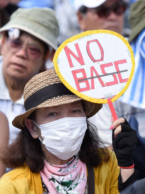 الآلاف يحتجون على القواعد الأمريكية فى أوكيناوا بعد مقتل امرأة يابانية (16)