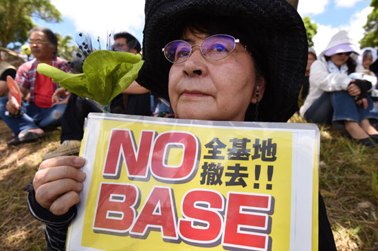 الآلاف يحتجون على القواعد الأمريكية فى أوكيناوا بعد مقتل امرأة يابانية (17)