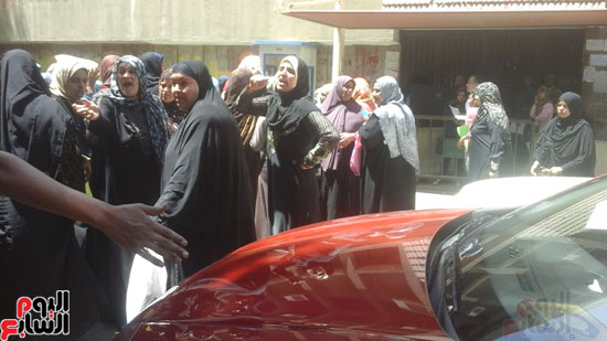 طلبة وطالبات المرحلة الإعدادية يقطعون شارع حسين حجازى (1)