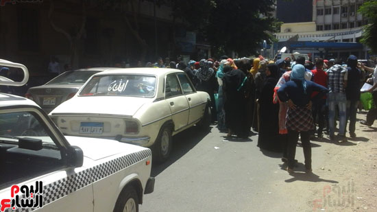 طلبة وطالبات المرحلة الإعدادية يقطعون شارع حسين حجازى (3)
