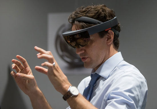 رئيس-وزراء-كندا-يجرب-نظارة-مايكروسوفت-للواقع-الافتراضى-(3)