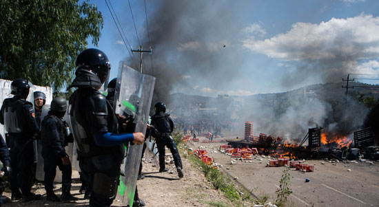 مقتل 3 وإصابة 45 خلال اشتباكات بين محتجين والشرطة فى المكسيك (2)
