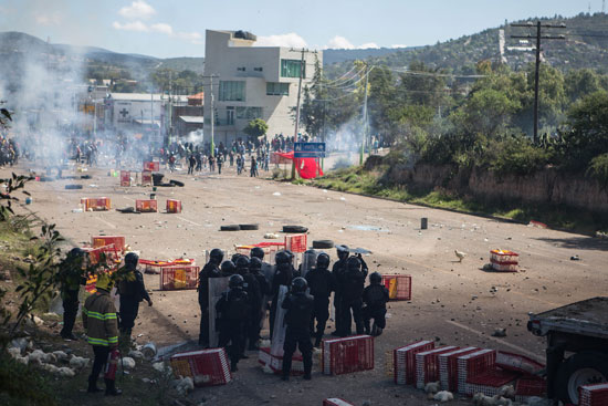 مقتل 3 وإصابة 45 خلال اشتباكات بين محتجين والشرطة فى المكسيك (3)