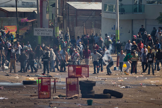 مقتل 3 وإصابة 45 خلال اشتباكات بين محتجين والشرطة فى المكسيك (10)