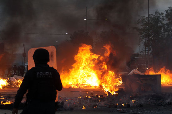 مقتل 3 وإصابة 45 خلال اشتباكات بين محتجين والشرطة فى المكسيك (13)