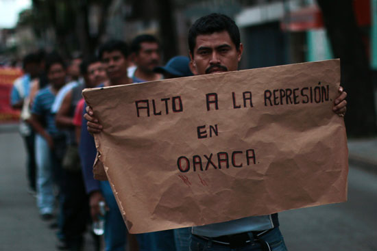 مقتل 3 وإصابة 45 خلال اشتباكات بين محتجين والشرطة فى المكسيك (5)