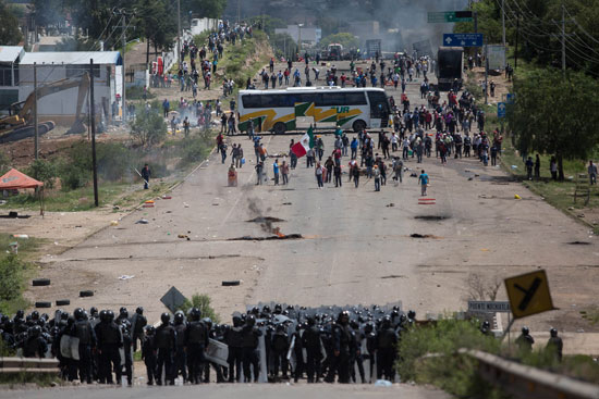 مقتل 3 وإصابة 45 خلال اشتباكات بين محتجين والشرطة فى المكسيك (8)