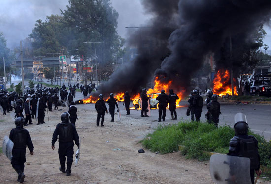مقتل 3 وإصابة 45 خلال اشتباكات بين محتجين والشرطة فى المكسيك (15)