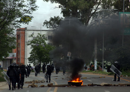 مقتل 3 وإصابة 45 خلال اشتباكات بين محتجين والشرطة فى المكسيك (16)