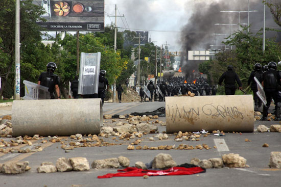 مقتل 3 وإصابة 45 خلال اشتباكات بين محتجين والشرطة فى المكسيك (18)