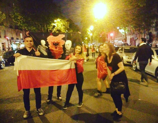 شوارع-ألبانيا-تحتفل-بالفوز-على-رومانيا-(5)