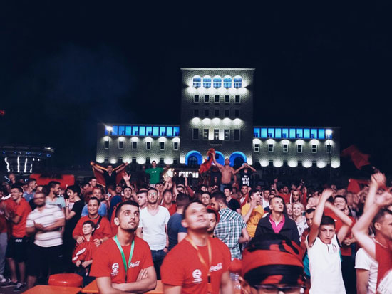 شوارع-ألبانيا-تحتفل-بالفوز-على-رومانيا-(6)