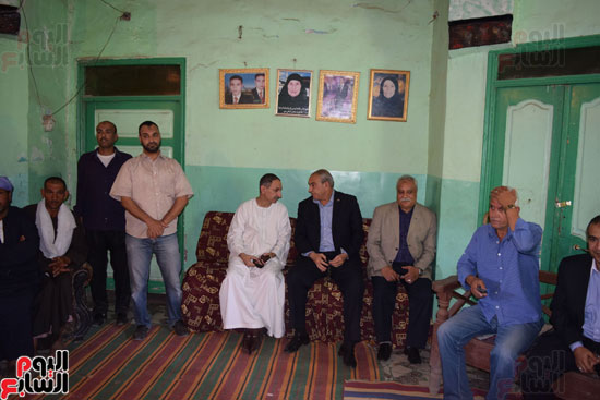 محافظ المنيا يلتقى أهالى المختطفين فى ليبيا (1)