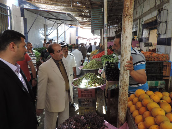 مدير أمن مطروح يتفقد سوق الخضار ويطالب التجار بعدم المغالاة (4)