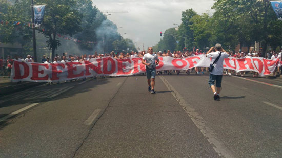 صورة4-مسيرة-مشجعين-بولندا