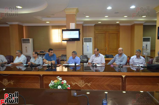  رؤساء المدن أثناء اجتماع مع محافظ كفر الشيخ لمناقشة المشروعات المتعددة (2)