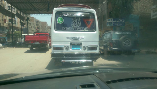 سيارة أجرة بإمبابة تحمل لوحات مخالفة وسط غياب رجال المرور (2)