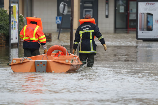 إجلاء الآلاف من محيط نهر ليون فى باريس بسبب الفيضانات (16)