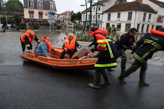 إجلاء الآلاف من محيط نهر ليون فى باريس بسبب الفيضانات (18)