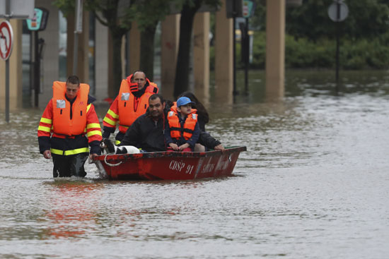 إجلاء الآلاف من محيط نهر ليون فى باريس بسبب الفيضانات (2)