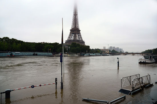 إجلاء الآلاف من محيط نهر ليون فى باريس بسبب الفيضانات (7)