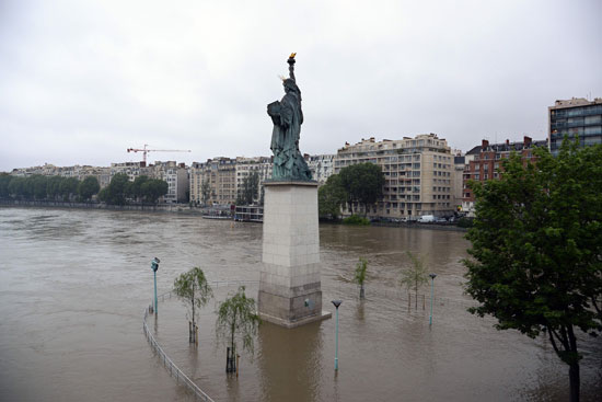 إجلاء الآلاف من محيط نهر ليون فى باريس بسبب الفيضانات (9)