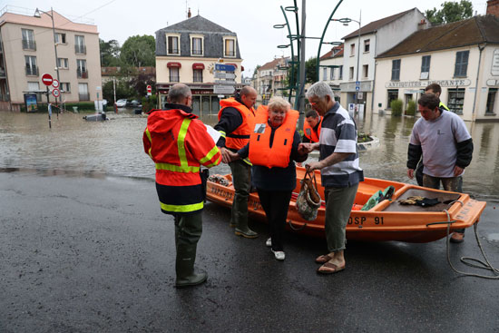 إجلاء الآلاف من محيط نهر ليون فى باريس بسبب الفيضانات (19)