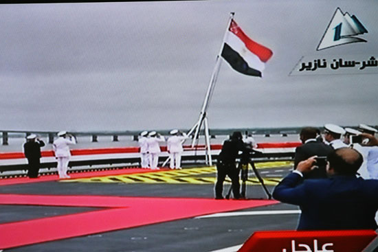 رفع العلم المصرى على حاملة الطائرات اميسترال (2)