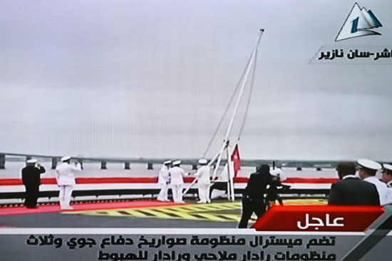 رفع العلم المصرى على حاملة الطائرات اميسترال (33)