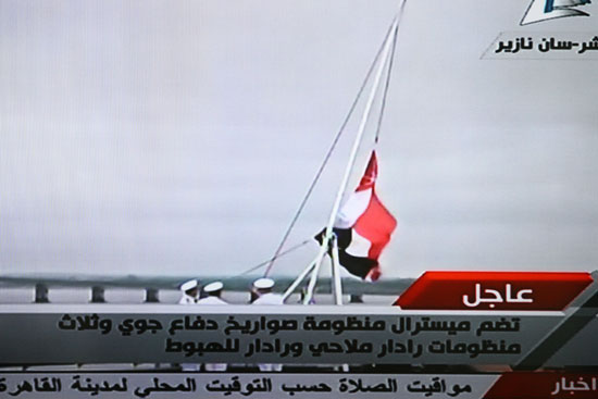 رفع العلم المصرى على حاملة الطائرات اميسترال (34)