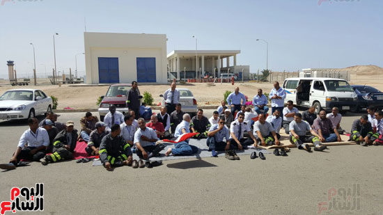 إضراب العاملين بمطار مرسى علم بالبحر الأحمر (2)