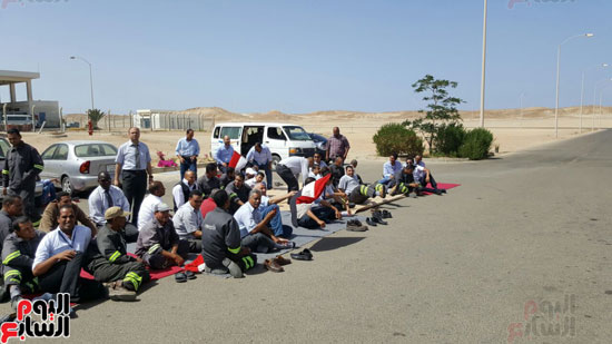 إضراب العاملين بمطار مرسى علم بالبحر الأحمر (3)