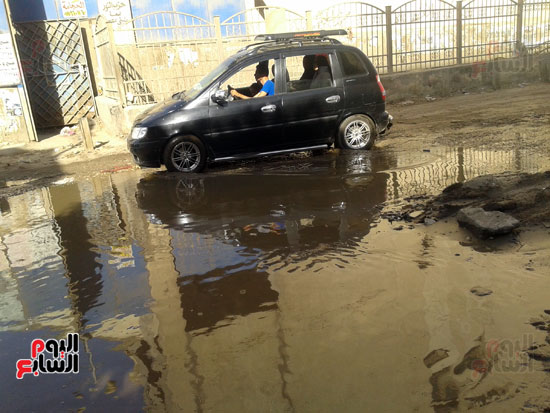 مياه الصرف الصحى تغرق شارع ترعة الزمر (1)