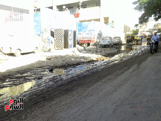مياه الصرف الصحى تغرق شارع ترعة الزمر (10)