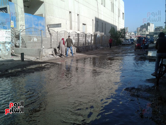 مياه الصرف الصحى تغرق شارع ترعة الزمر (12)