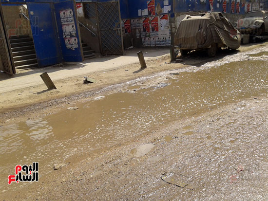 مياه الصرف الصحى تغرق شارع ترعة الزمر (6)