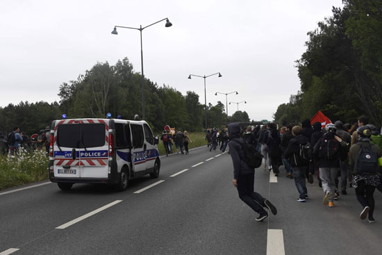 الآلاف الفرنسيين يتظاهرون احتجاجًا على قانون العمل (13)