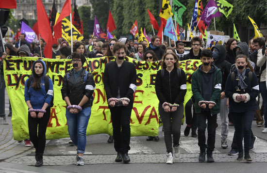 الآلاف الفرنسيين يتظاهرون احتجاجًا على قانون العمل (1)