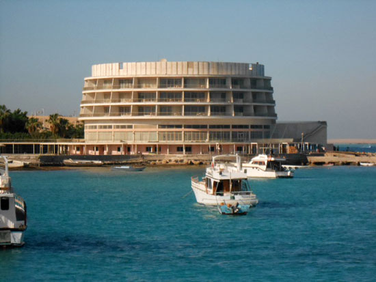 بالصور.. حكاية أول فندق على ساحل البحر الأحمر.. من قِبلة للرؤساء والملوك إلى مأوى للكلاب الضالة وبقايا مراكب الصيد.. &quot;شيراتون الغردقة&quot; بنى عام 1963 وبيع لشركة استثمارات سعودية فى 1990 بـ15 مليون