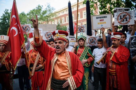 احتجاجات أمام قنصلية ألمانيا فى إسطنبول ضد الاعتراف بإبادة الأرمن (1)