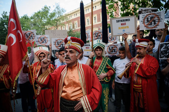 احتجاجات أمام قنصلية ألمانيا فى إسطنبول ضد الاعتراف بإبادة الأرمن (2)