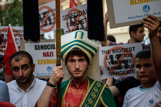 احتجاجات أمام قنصلية ألمانيا فى إسطنبول ضد الاعتراف بإبادة الأرمن (3)