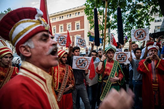 احتجاجات أمام قنصلية ألمانيا فى إسطنبول ضد الاعتراف بإبادة الأرمن (4)