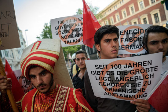 احتجاجات أمام قنصلية ألمانيا فى إسطنبول ضد الاعتراف بإبادة الأرمن (5)