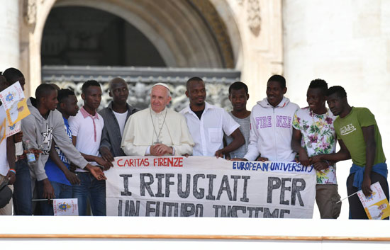 البابا-يجلس-إلى-جانب-اللاجئين