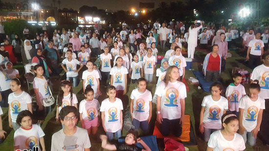 سفير الهند بالقاهرة يحتفل باليوم العالمى لليوجا بحديقة الأزهر (8)