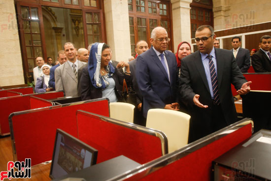 على عبد العال ورئيس شعبة المحررين البرلمانيين يفتتحان المركز الصحفى لمجلس النواب  (4)