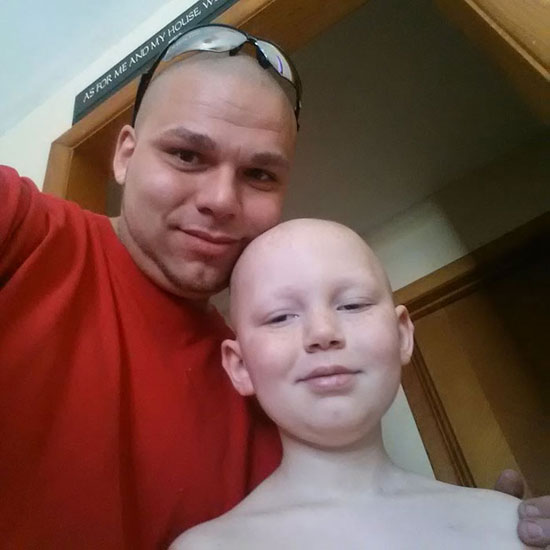 أب يحلق رأسه ويستخدم التاتو لدعم ابنه مريض السرطان (2)