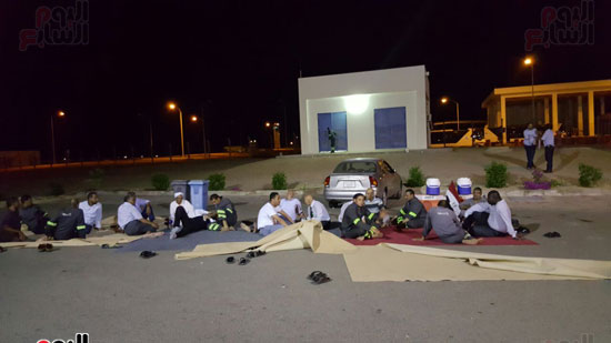 إضراب العاملين بمطار مرسى علم  (3)